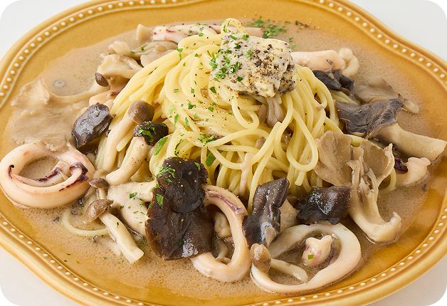 福岡産ヤリイカと3種きのこの焦がしバターソース トリュフバターを添えて